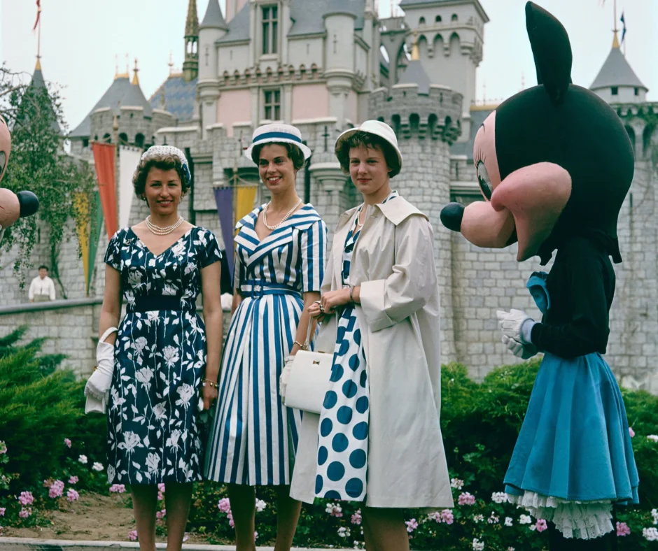Las princesas Astrid de Noruega, Margaretha de Suecia y la entonces princesa heredera Margarita de Dinamarca —futura reina Margarita II—, durante su visita a Disneyland, California, en 1960.
