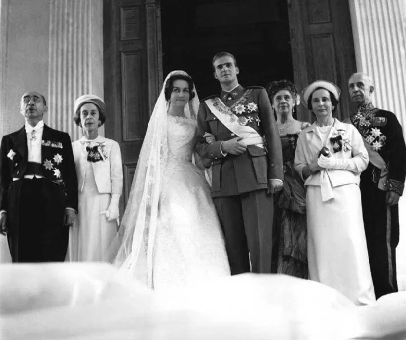 la boda de Sofía de Grecia y Juan Carlos de Borbón en Atenas, el 14 de mayo de 1962, acompañados por familiares.