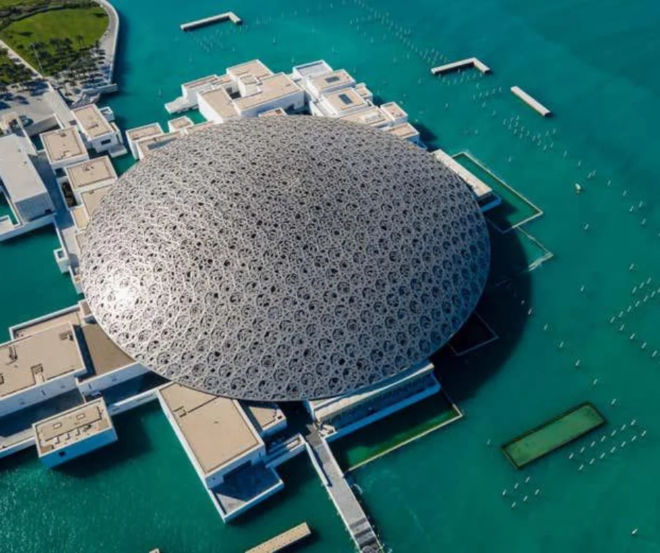 Inaugurado en 2017, el Louvre de Abu Dhabi combina arquitectura futurista, arte internacional y una experiencia premium