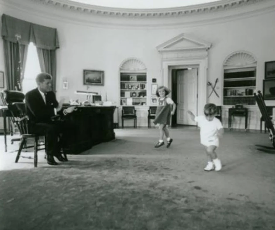 JFK en la Oficina Oval junto a sus dos pequeños hijos.
