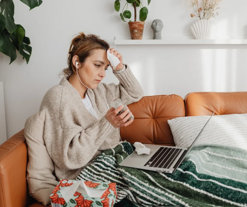 Síntomas como fatiga persistente, dolor de garganta, congestión nasal y fiebre leve