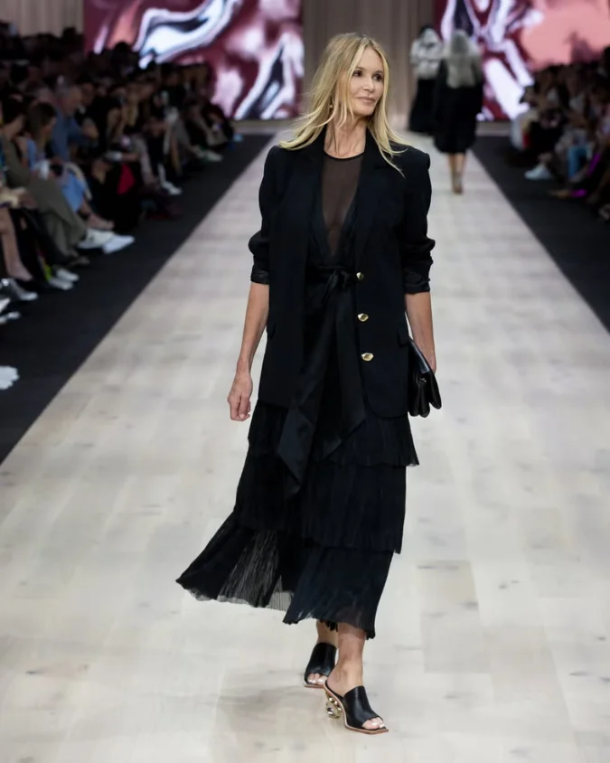 En la actualidad, la presencia de Elle en desfiles es limitada, pero no inexistente.