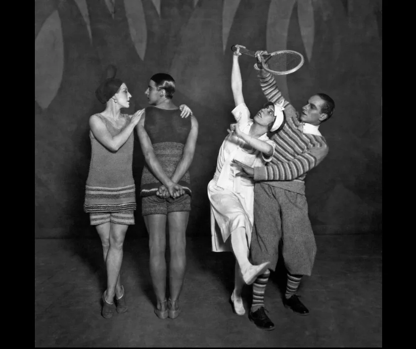 Bailarines de los Ballets Russes en Le Train Bleu, 1924, con vestuario de Coco Chanel.