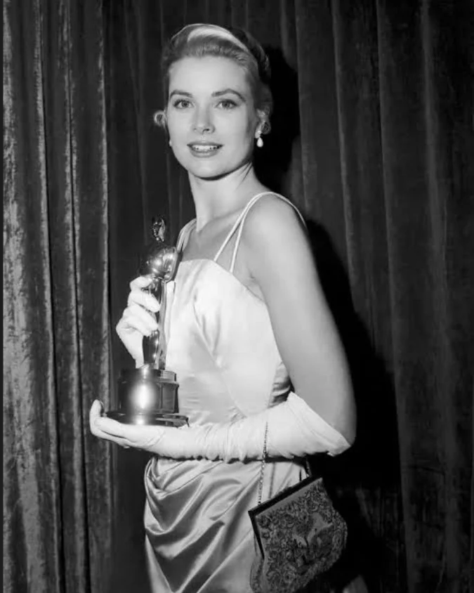 Grace Kelly ganó el Oscar a mejor actriz por The Country Girl.