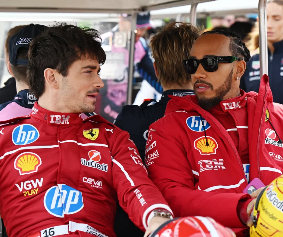 Charles Leclerc y Lewis Hamilton lucen la indumentaria especial de Ferrari para Monza 2026, diseñada como parte del homenaje a Michael Schumacher a 30 años de su llegada a la Scuderia. 