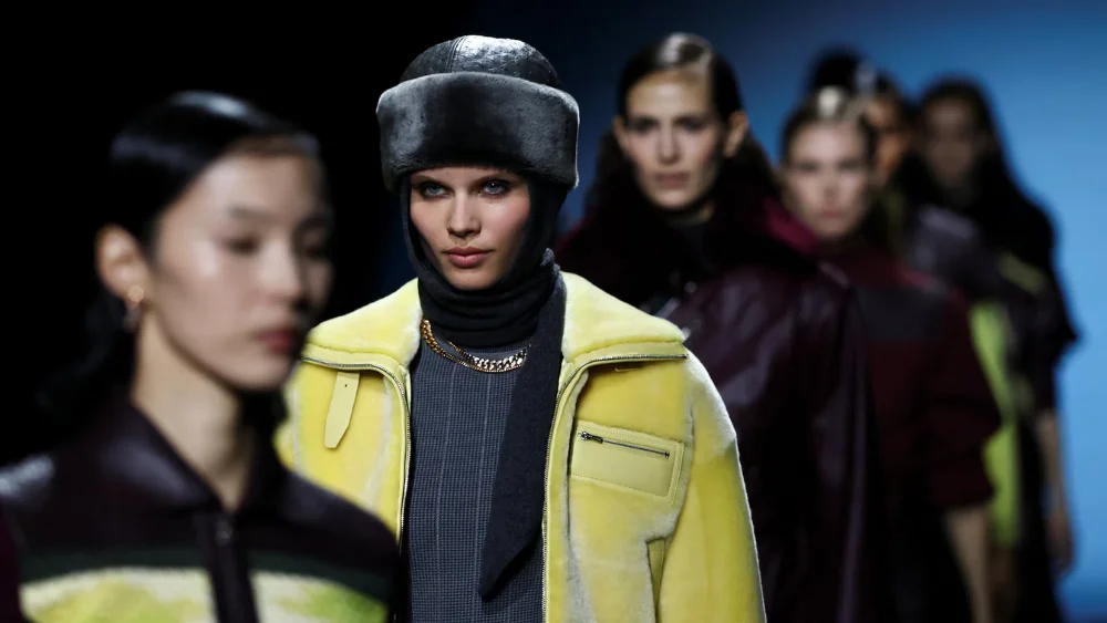 Hermès apuesta por estética biker en París para otoño-invierno 2026
