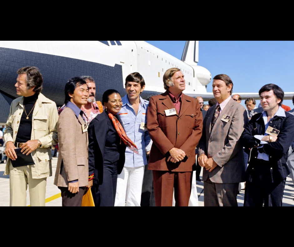 Gene Roddenberry y varios integrantes del elenco de Star Trek durante la presentación del transbordador espacial Enterprise, el 17 de septiembre de 1976 en Palmdale, California.