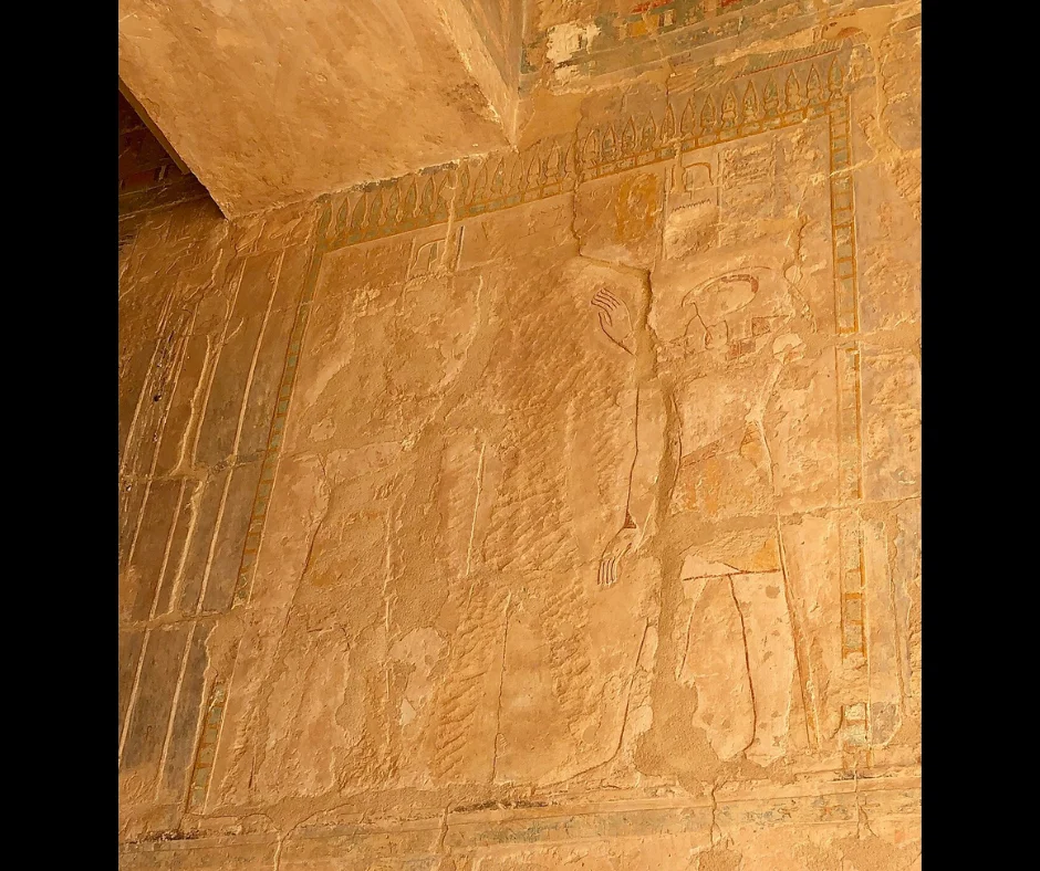 La figura de Hatshepsut fue eliminada deliberadamente de algunos relieves de su templo en Deir el-Bahri.