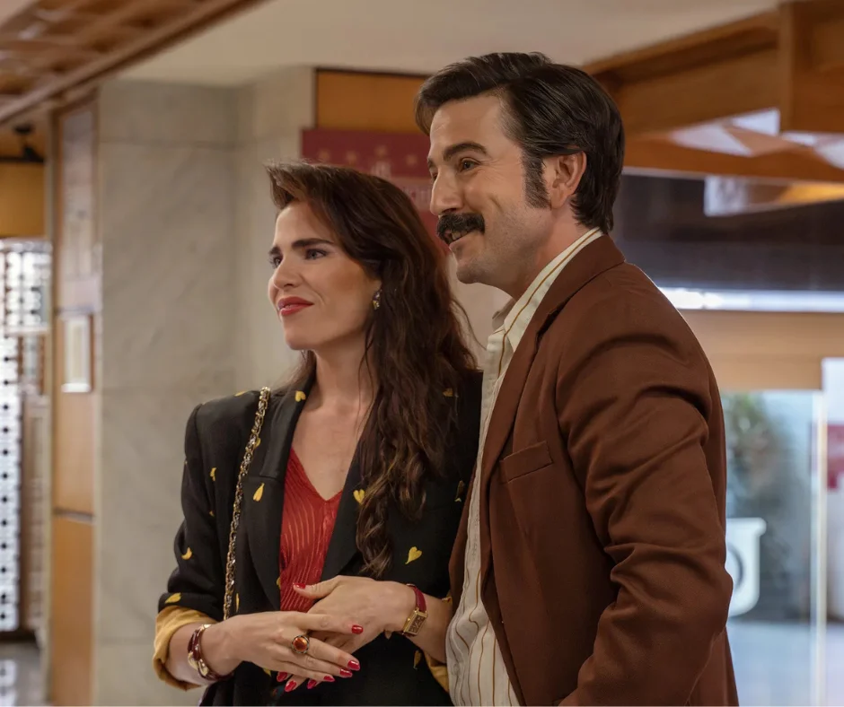 Diego Luna da vida a Martín de la Torre, un personaje ficticio inspirado en distintas figuras y anécdotas que rodearon aquellas negociaciones.
