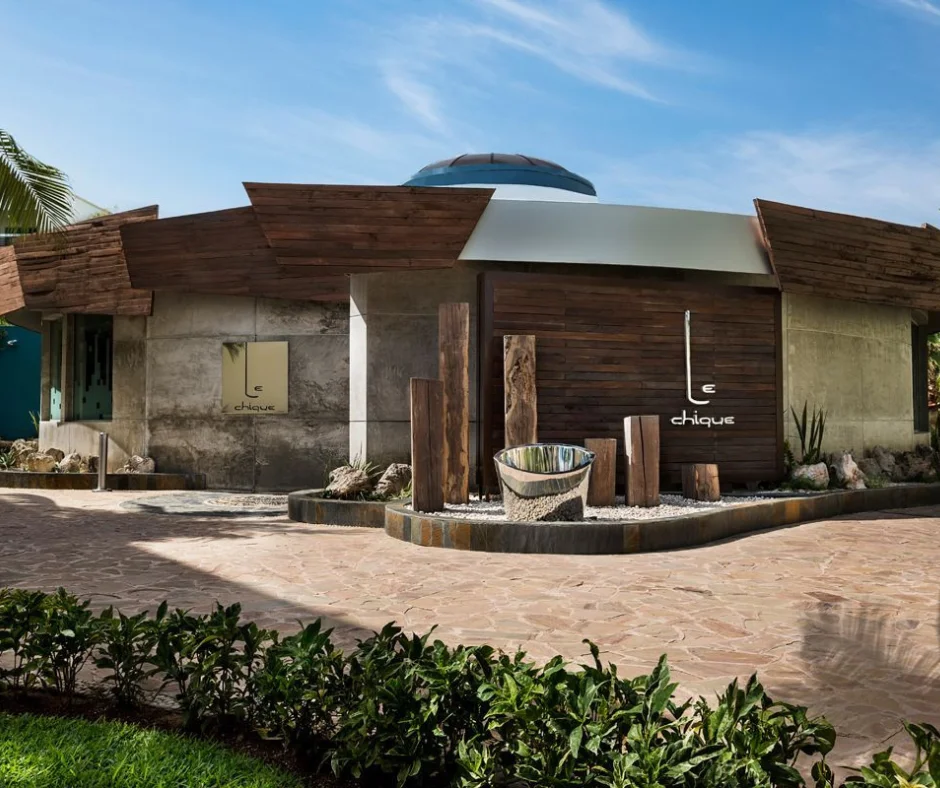 Ubicado en Hotel Xcaret Arte, bajo la dirección del reconocido chef Jonatán Gómez Luna.