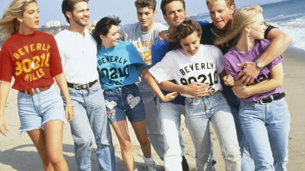 El elenco original de Beverly Hills 90210 durante una sesión promocional de los años 90.