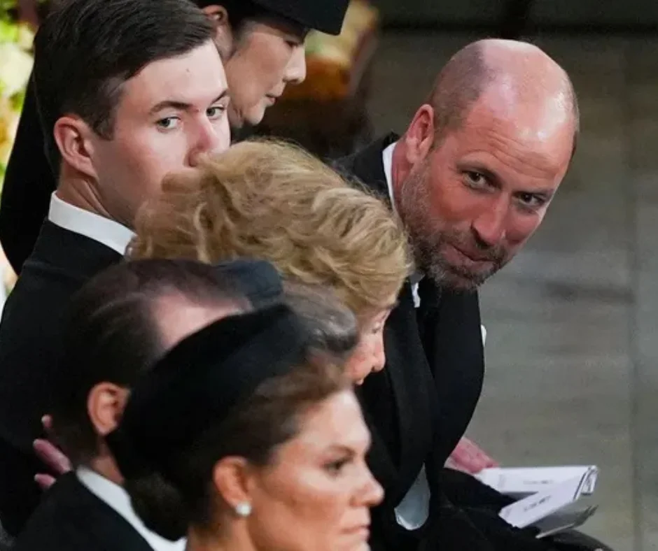 El príncipe William de Reino Unido platicando con la reina emerita de España Sofía de Grecia, quien además es su tía de sangre.