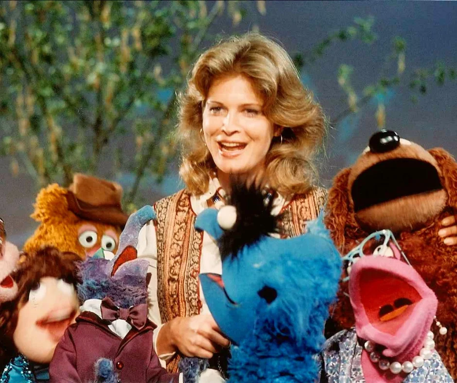 Candice Bergen visitando en un episodio a Los Muppets en 1976.