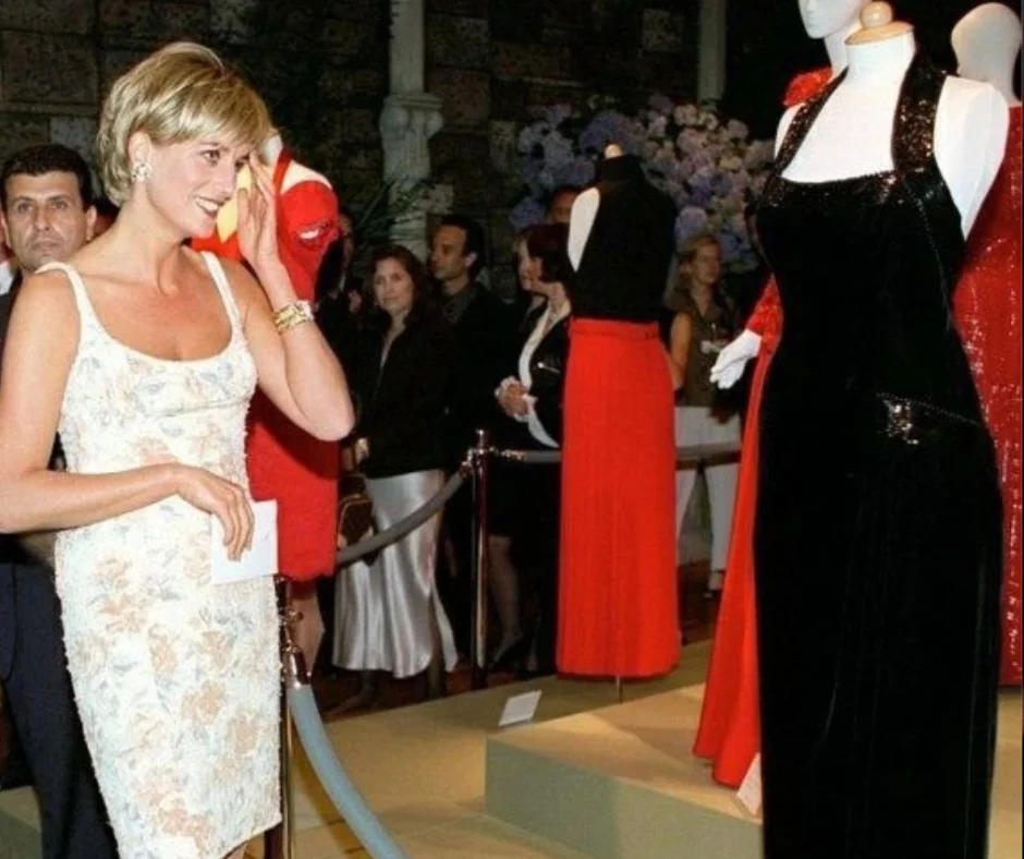 Diana contempla algunos de los vestidos que formarían parte de la histórica subasta benéfica de su guardarropa en Christie’s en 1997.