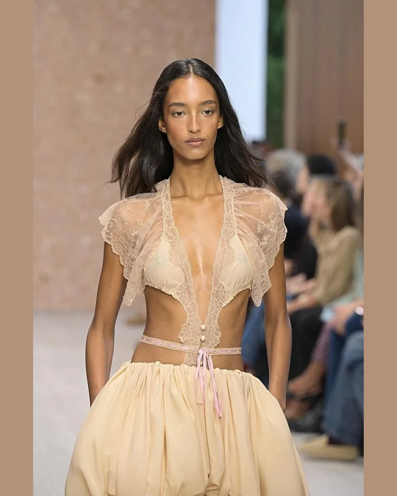 Chloé llevó el encaje, las transparencias y la inspiración lingerie a su pasarela Primavera:Verano 2027 en París.