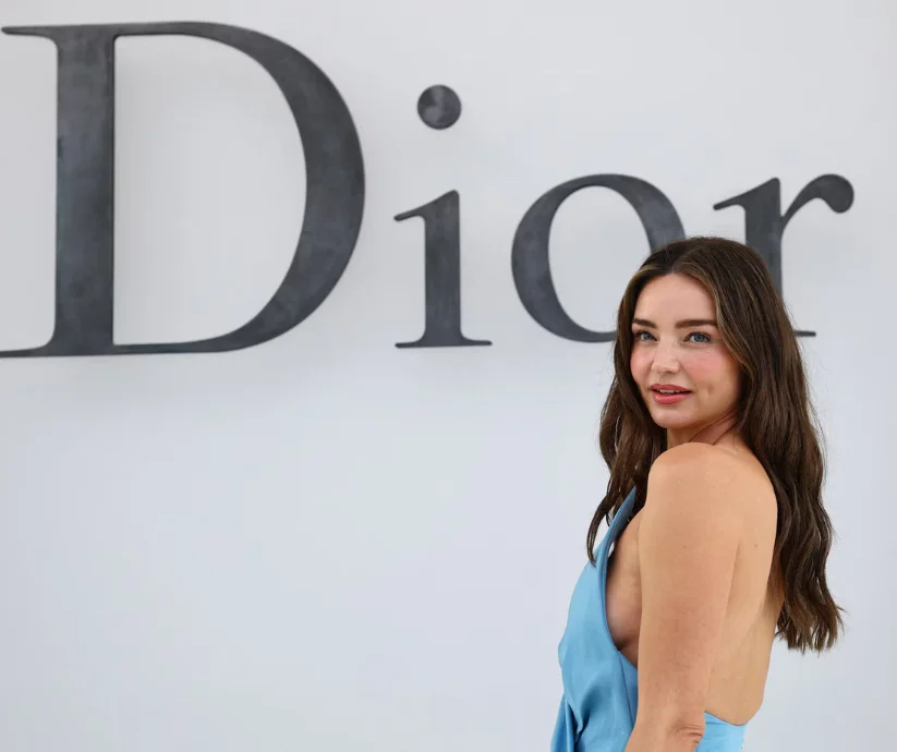 Miranda Kerr posa durante una sesión fotográfica previa al desfile.