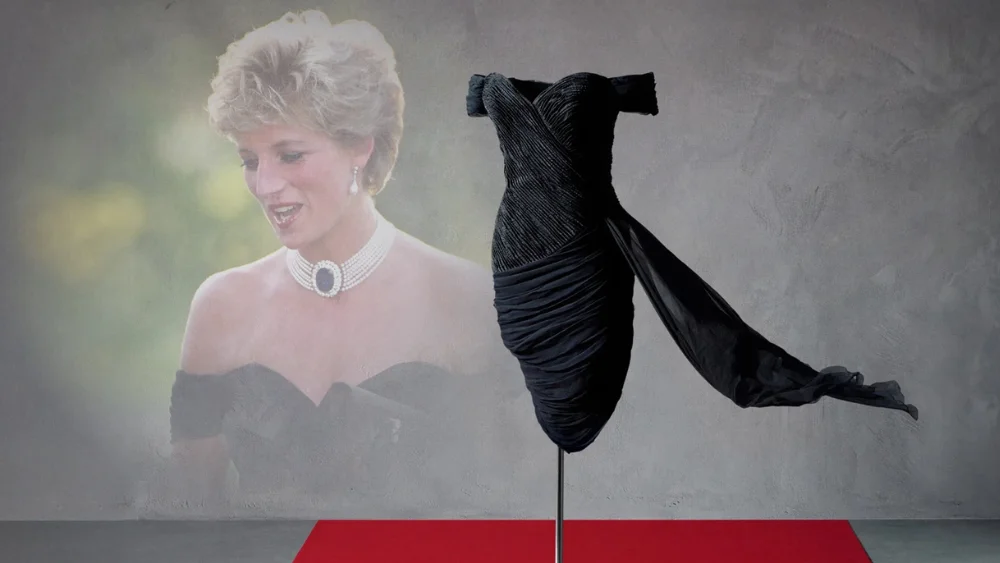 El icónico “revenge dress” que Diana, Princess of Wales, llevó el 29 de junio de 1994 vuelve a exhibirse en Londres por primera vez en casi tres décadas, antes de ser subastado por Sotheby’s en Nueva York el 9 de diciembre. 