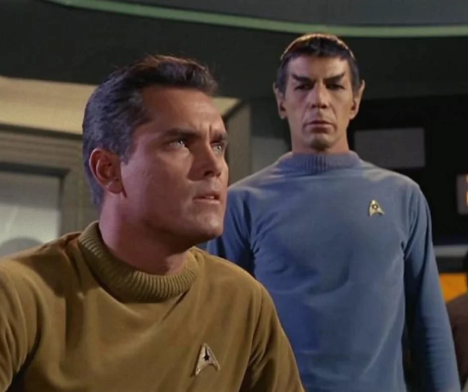Jeffrey Hunter como el capitán Christopher Pike y Leonard Nimoy como Spock en The Cage, el primer piloto de Star Trek.