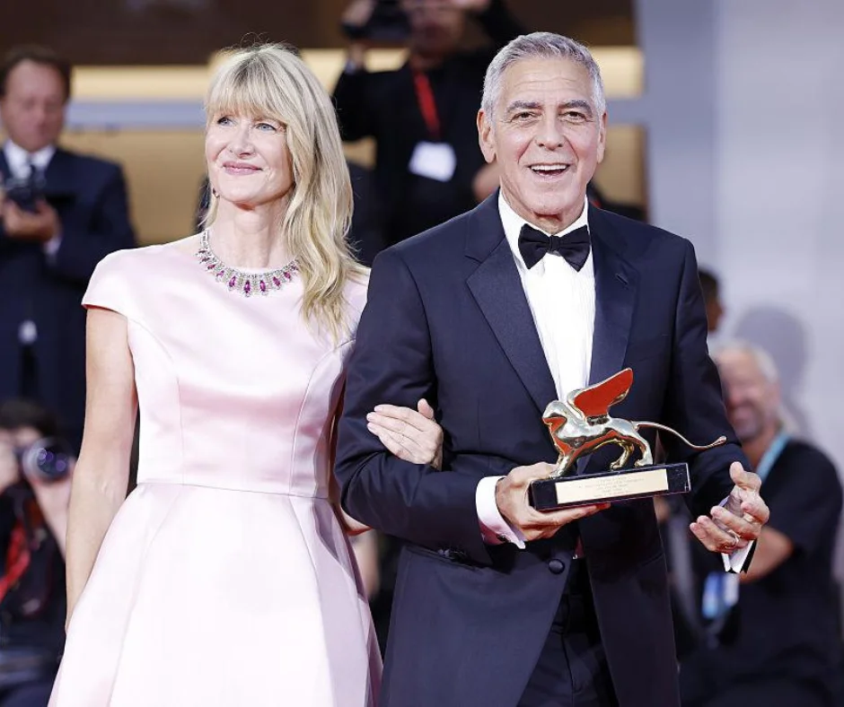 George Clooney recibe el León de Oro honorífico por su trayectoria durante la ceremonia inaugural del Festival de Cine de Venecia 2026, acompañado por Laura Dern, encargada de rendirle homenaje.