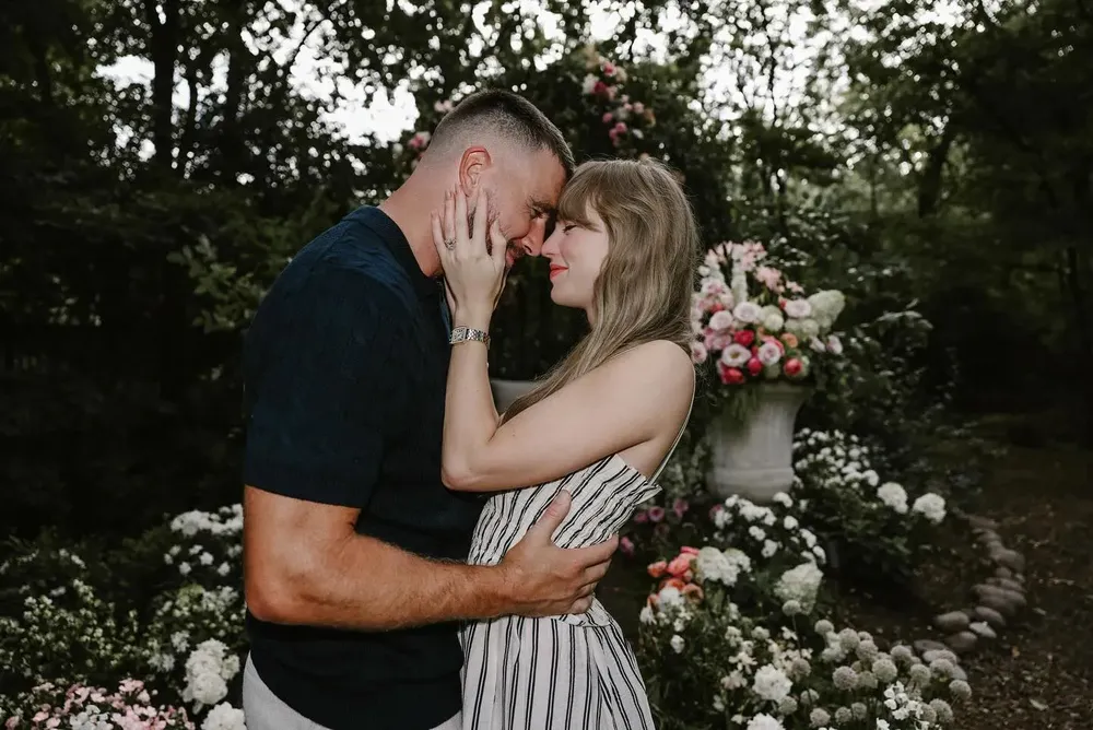 1Taylor-Swift-and-Travis-Kelce-Engagement-Photos-
