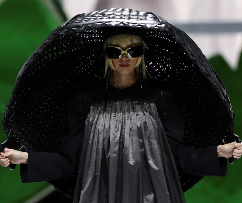 Diseños inspirados en el folclore global protagonizan la colección Louis Vuitton otoño-invierno 2026 presentada en el Louvre durante la Paris Fashion Week.