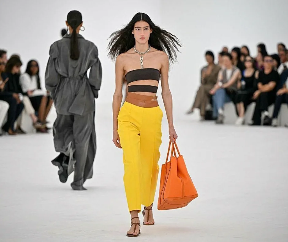 Hermès demostró en París que el color no necesita ocupar todo el look para hacerse notar- amarillo y naranja irrumpieron como acentos protagonistas en su colección Primavera:Verano 2027.