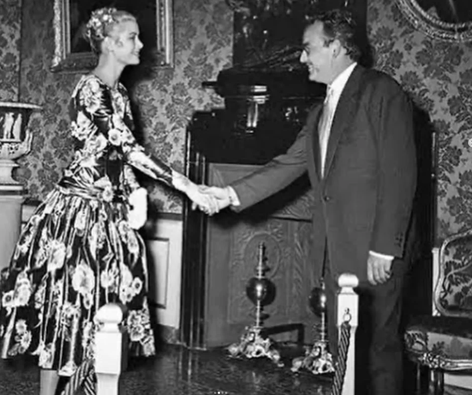 El encuentro entre el principe Rainiero de Monaco y la actriz Grace Kelly en Cannes.