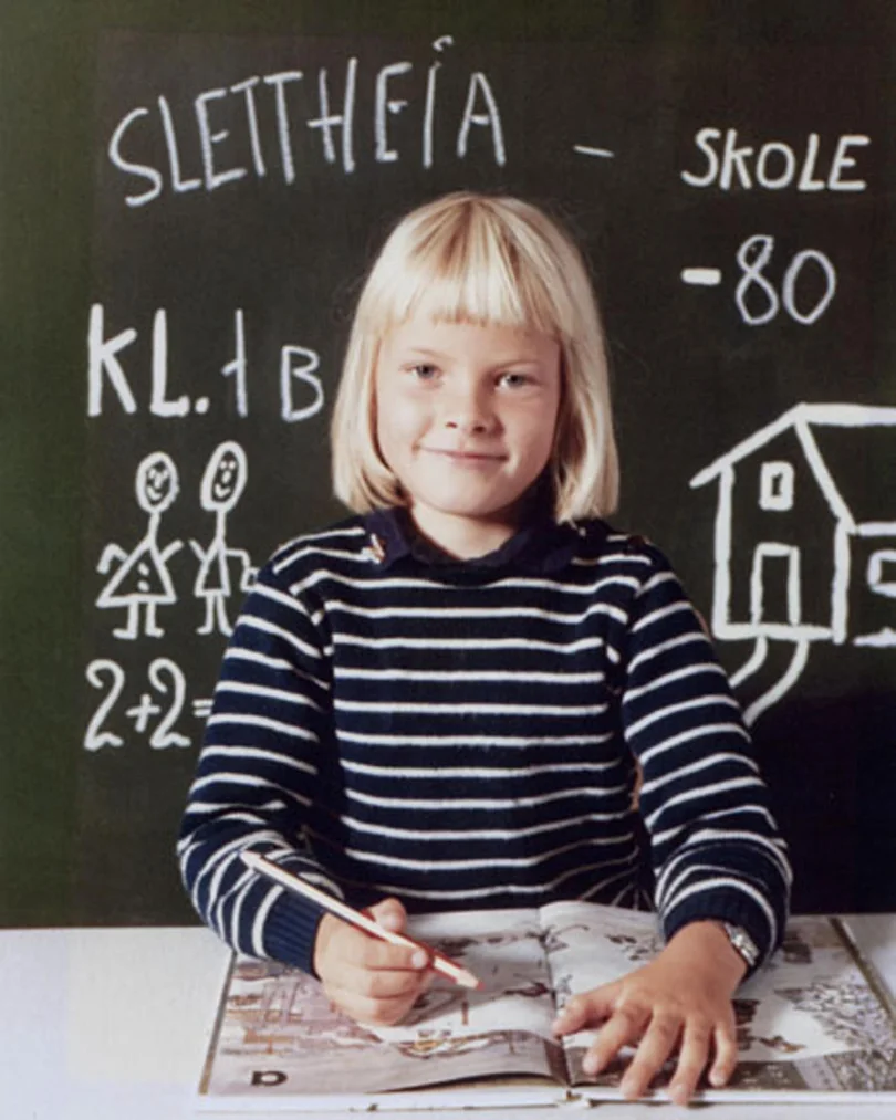 Mette-Marit en 1980, con 7 años, durante su primer día en la escuela Slettheia de Kristiansand.