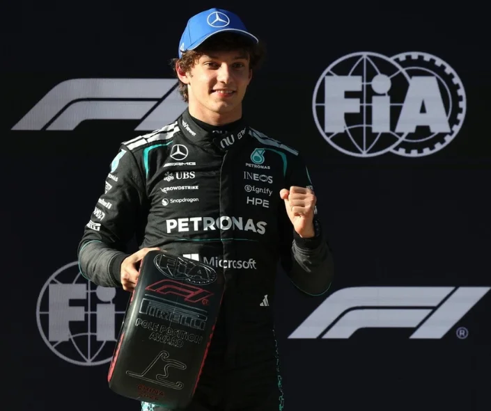 Antonelli sorprende con una pole histórica