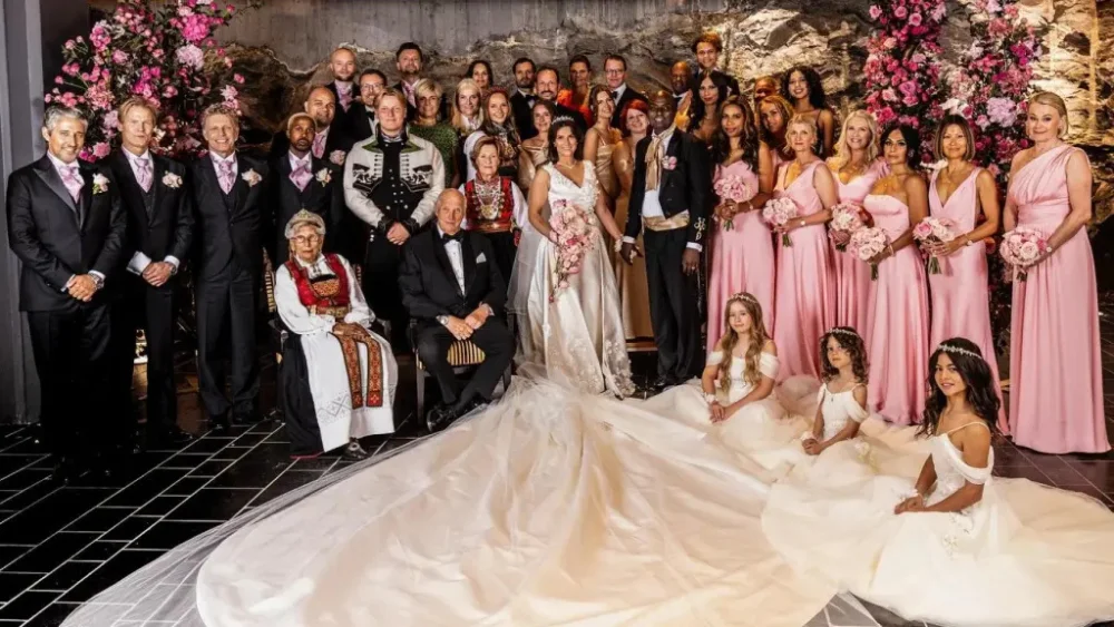 El rey Harald V acompañó a su hija, la princesa Märtha Louise, durante su boda con Durek Verrett, celebrada el 31 de agosto de 2024 en Geiranger, Noruega.