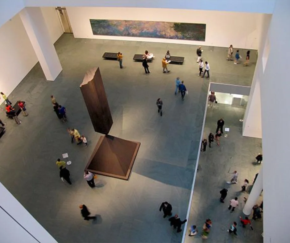 Aquí conviven obras de Pablo Picasso, Salvador Dalí, Andy Warhol y algunas de las piezas más reconocibles del arte contemporáneo mundial.