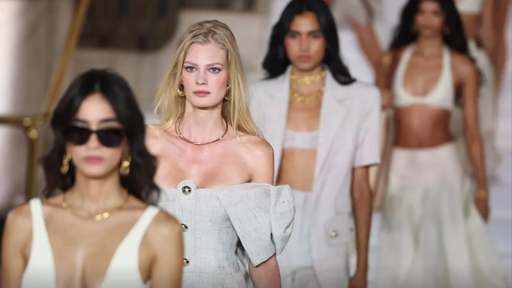 Modelos presentan la colección primavera-verano 2027 de Paul Costelloe durante London Fashion Week, el 17 de septiembre de 2026. .