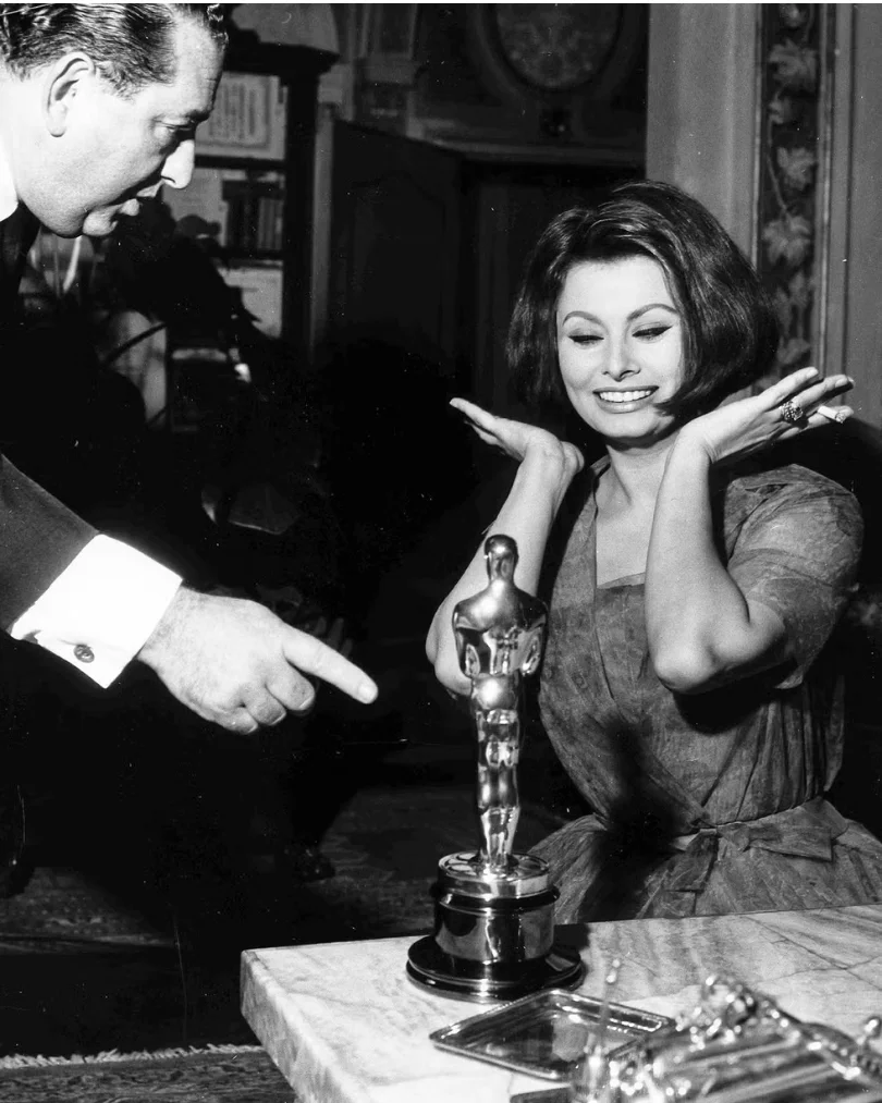 Loren posa junto al Oscar que obtuvo por La ciociara (Two Women), un triunfo histórico que confirmó que detrás del símbolo de belleza había una actriz de enorme fuerza dramática.