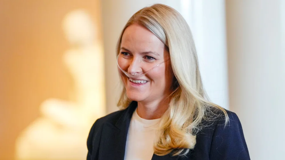 Mette-Marit reaparece con oxígeno durante evento oficial en Noruega