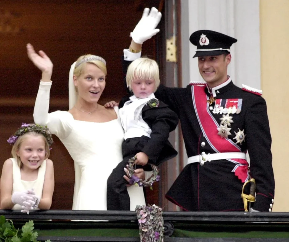 No recorrió sola el pasillo esperando al príncipe en el altar. Haakon y Mette-Marit entraron juntos. Marius, de cuatro años, participó como paje en la boda de su madre.