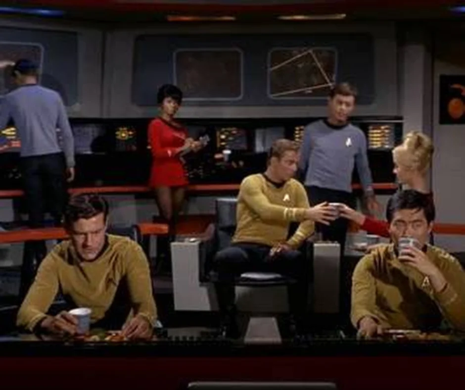 La tripulación de la USS Enterprise en el puente de mando de Star Trek- The Original Series.