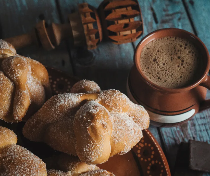 pan de muerto y chocolate