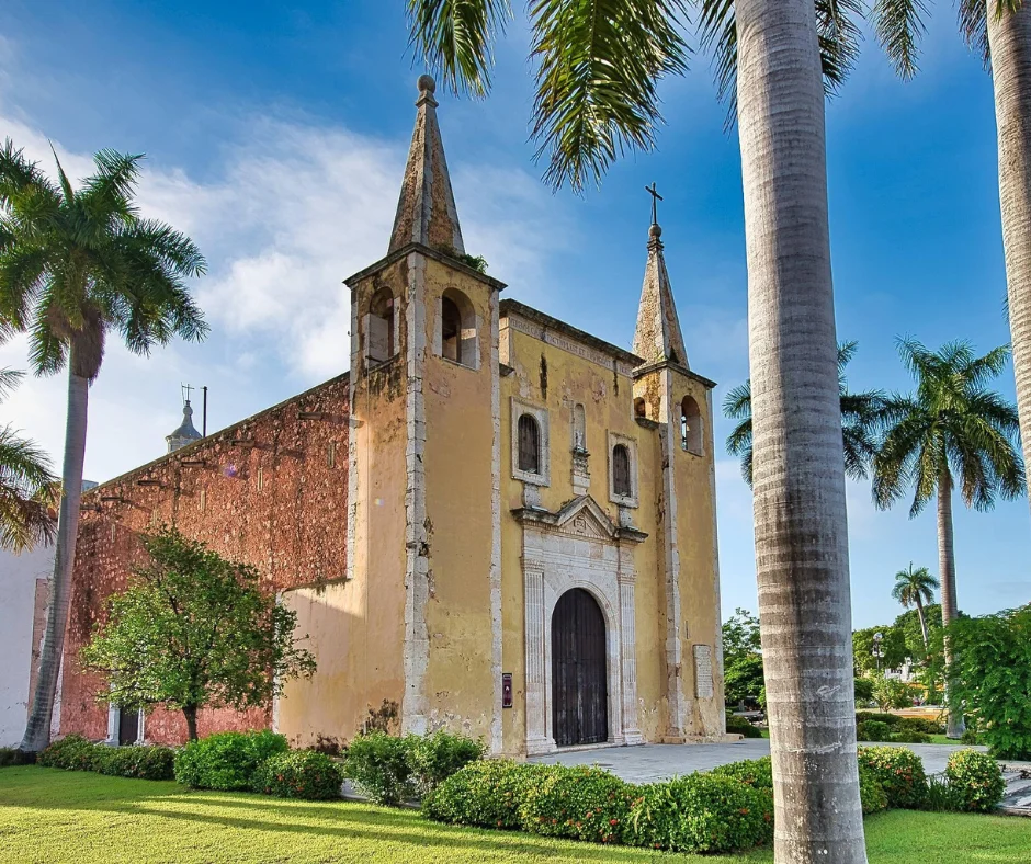 Elevada sobre su plataforma y sus escalinatas, la iglesia de Santa Ana recuerda que este barrio marcó durante siglos uno de los antiguos límites del norte de Mérida.