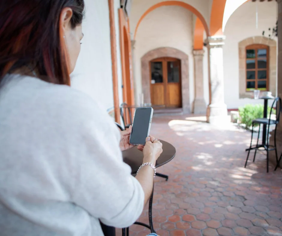 Consultar las reseñas antes de reservar permite detectar detalles que una calificación promedio puede ocultar- ubicación, ruido, servicio o cambios recientes en el hotel.