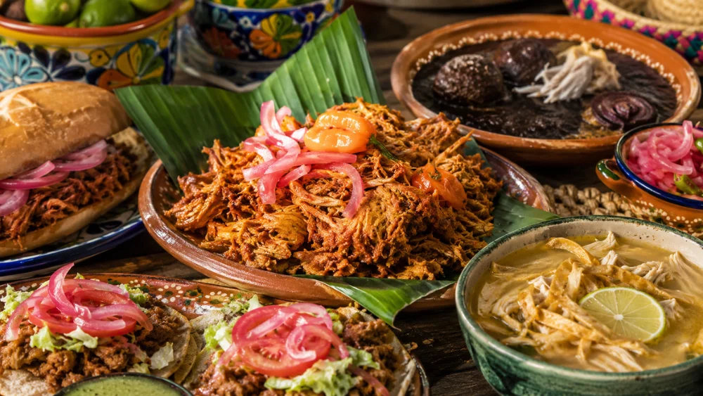 Platillos tradicionales de comida yucateca servidos en un restaurante típico de Mérida.