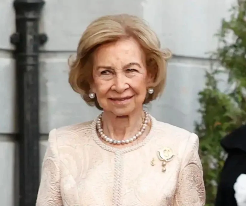 La reina Sofía de España sonríe durante los Premios Princesa de Asturias 2026, vestida de color marfil 
