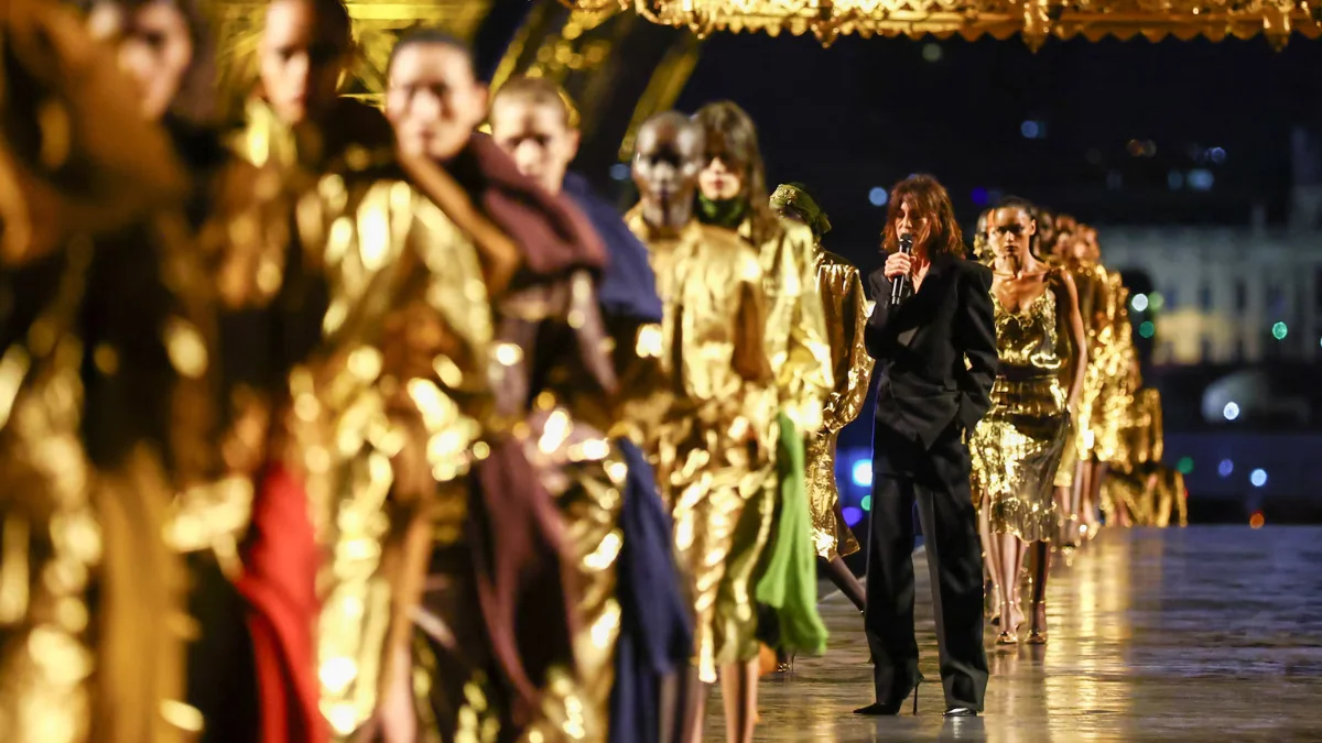 Desfile de la colección prêt-à-porter femenina Primavera:Verano 2027 para la casa de moda Saint Laurent durante la Semana de la Moda de París.