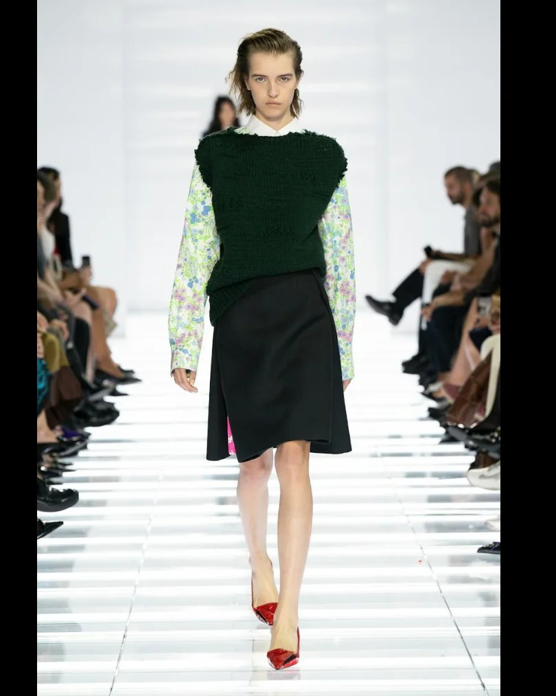 Prada convirtió la falda en la gran protagonista de su colección Primavera:Verano 2027- los 63 looks del desfile incluyeron una, confirmando el regreso de las longitudes a la rodilla y midi como una de las señales más claras de la temporada.