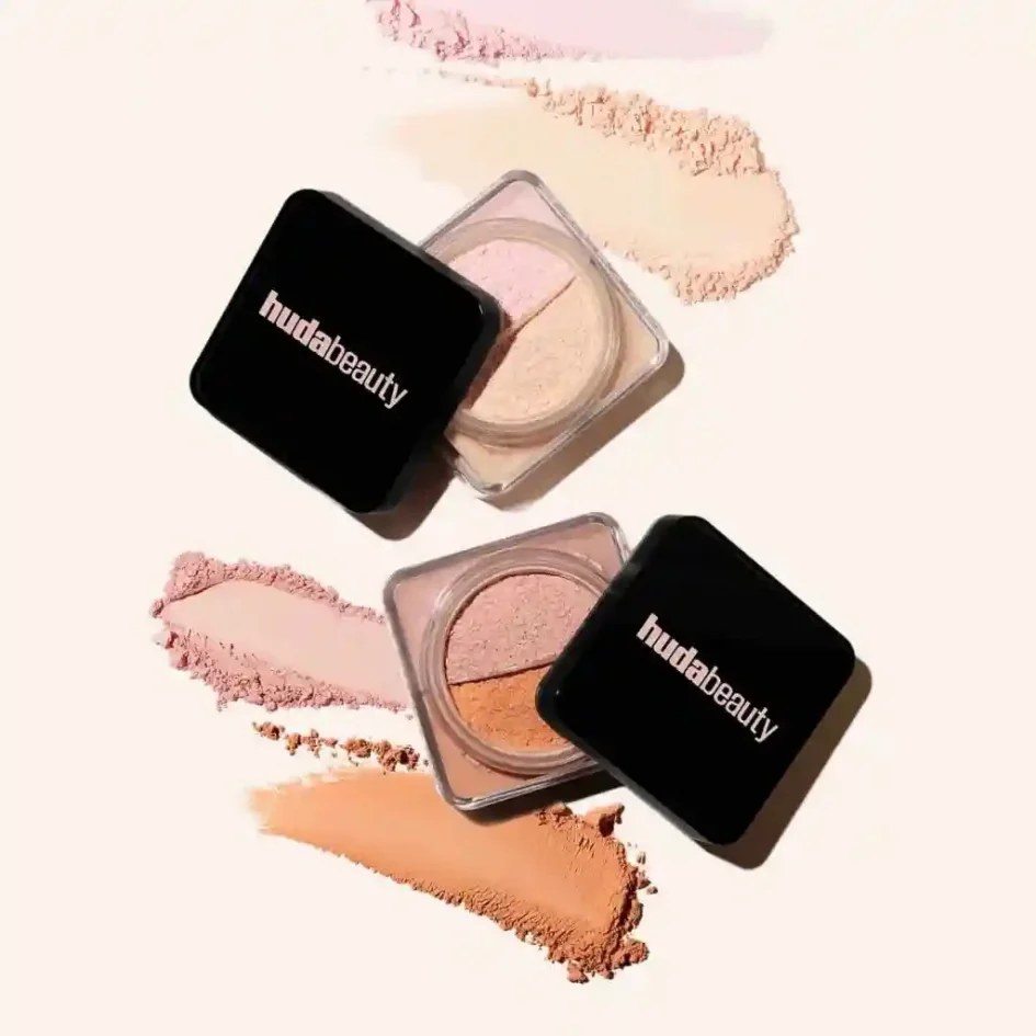 Easy Bake Duo Loose Powder, para iluminar, matizar y corregir visualmente determinadas zonas del rostro.