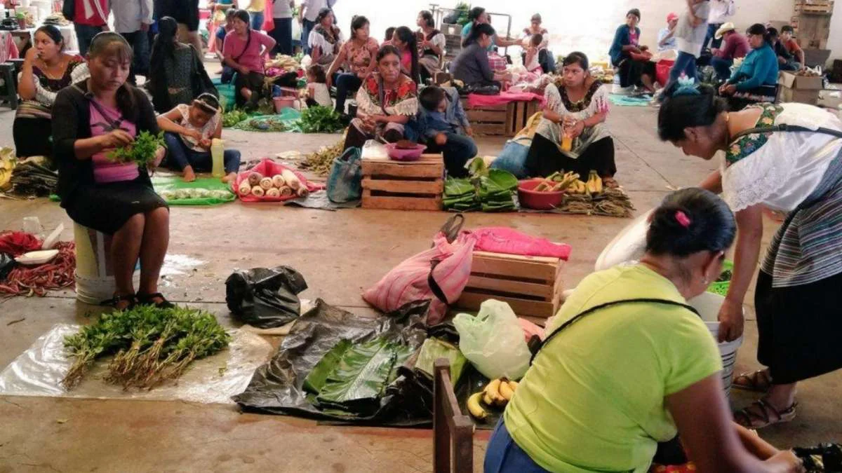 Mujeres rurales mexicanas venden frutas y alimentos frescos en un mercado de Ocosingo, Chiapas, México.