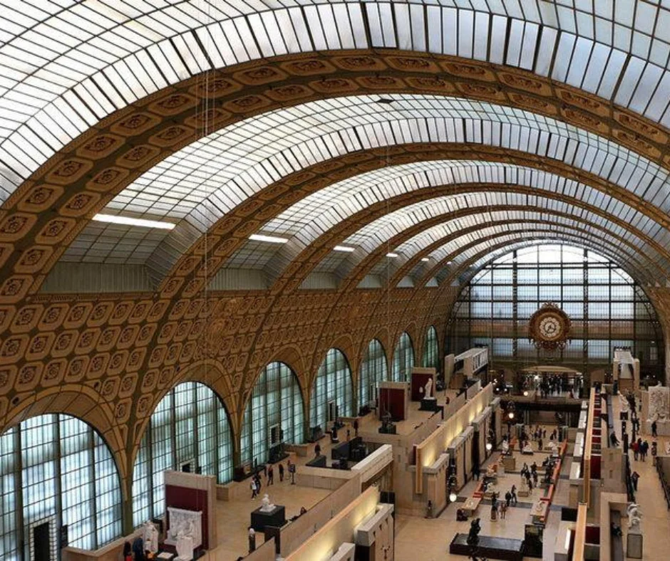 el Orsay posee algo que pocos museos consiguen- una atmósfera cinematográfica.