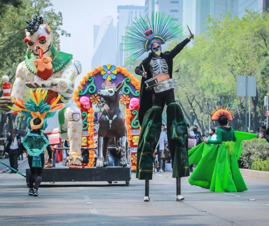 el Gran Desfile de Día de Muertos, previsto para el sábado 31 de octubre a las 14-00 horas, con recorrido por Paseo de la Reforma hasta el Zócalo.