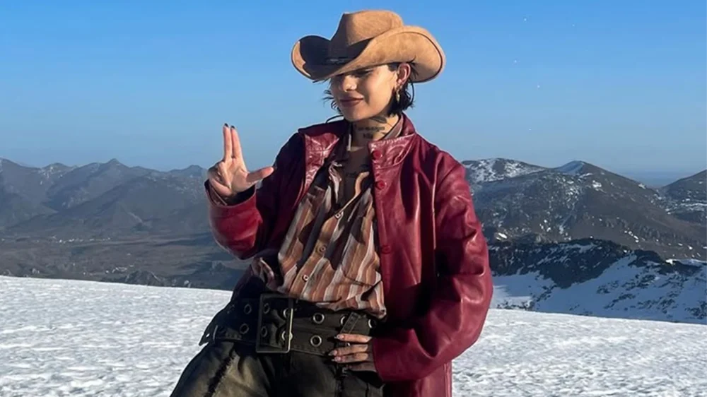 Modelo del video de Christian Nodal comparada con Ángela Aguilar y Cazzu