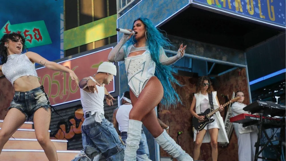 Karol G durante presentación en Coachella 2026 ante miles de asistentes