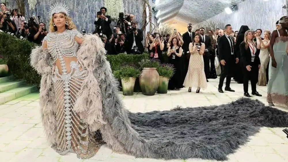 Beyoncé, una de las copresidentas de la gala, lució un deslumbrante vestido con motivos esqueléticos.